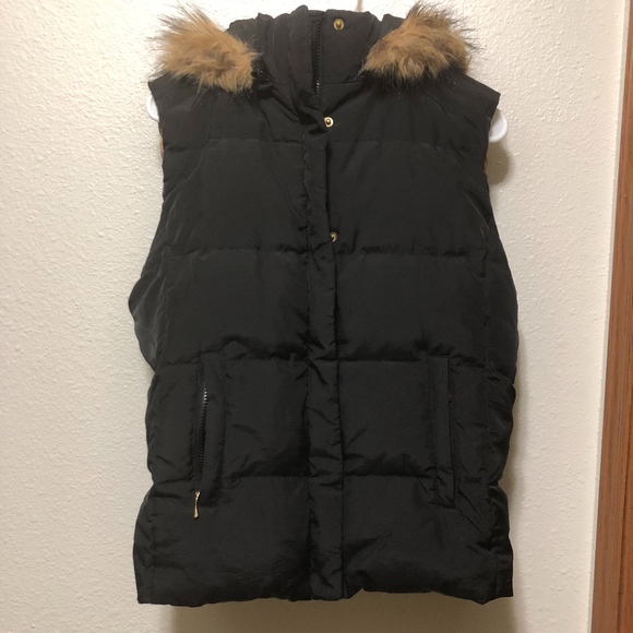 Liz Claiborne Jackets & Blazers - Liz Claiborne black puffer vest with faux fur sz M